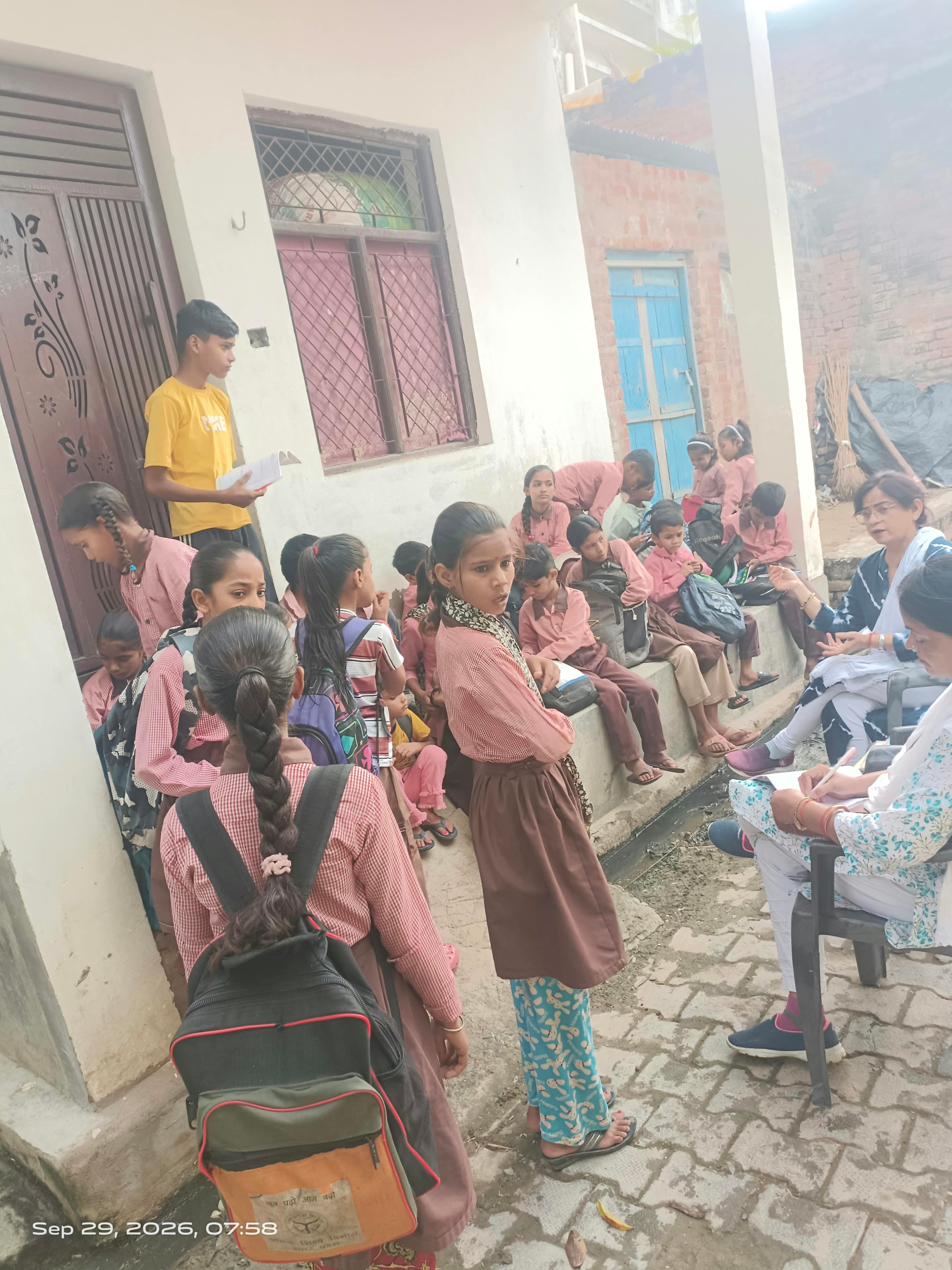 फोटो: 35 बिजौली में गली में बैठकर पढ़ाई करते बच्चे। स्रोत ग्रामीण