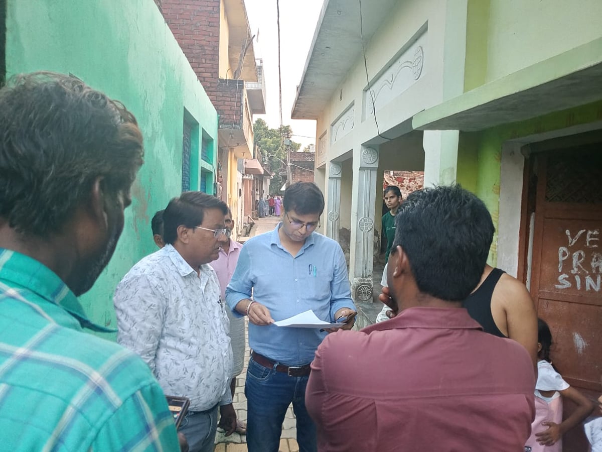 Mainpuri News: बकाया बिजली बिल जमा कराने के लिए घर-घर पहुंचे अफसर