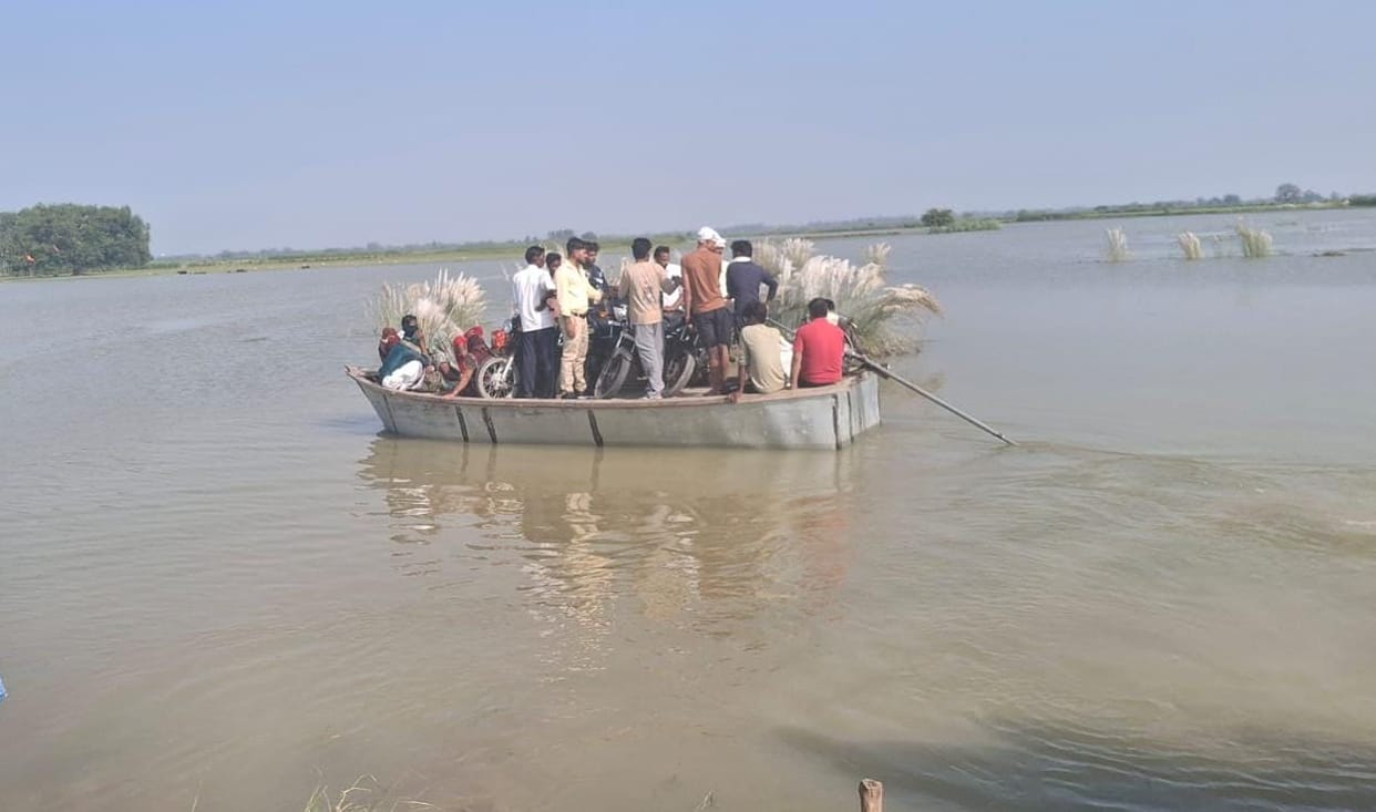 Gomti waters entered villages and homes; a population of over 3,000 has been affected.