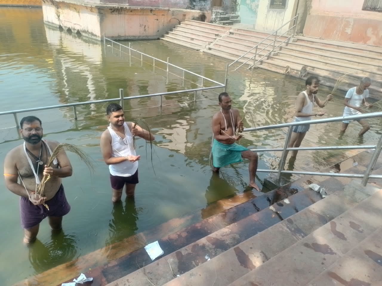 फोटो 41- हरि की पौड़ी के घाट पर पितरों को जल दान करते श्रद्धालु। संवाद
