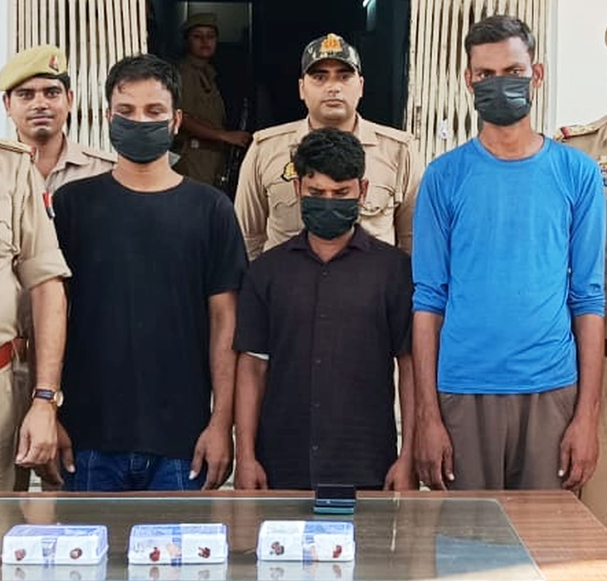 Three thieves arrested with jewelry and cash worth 12 lakh.
