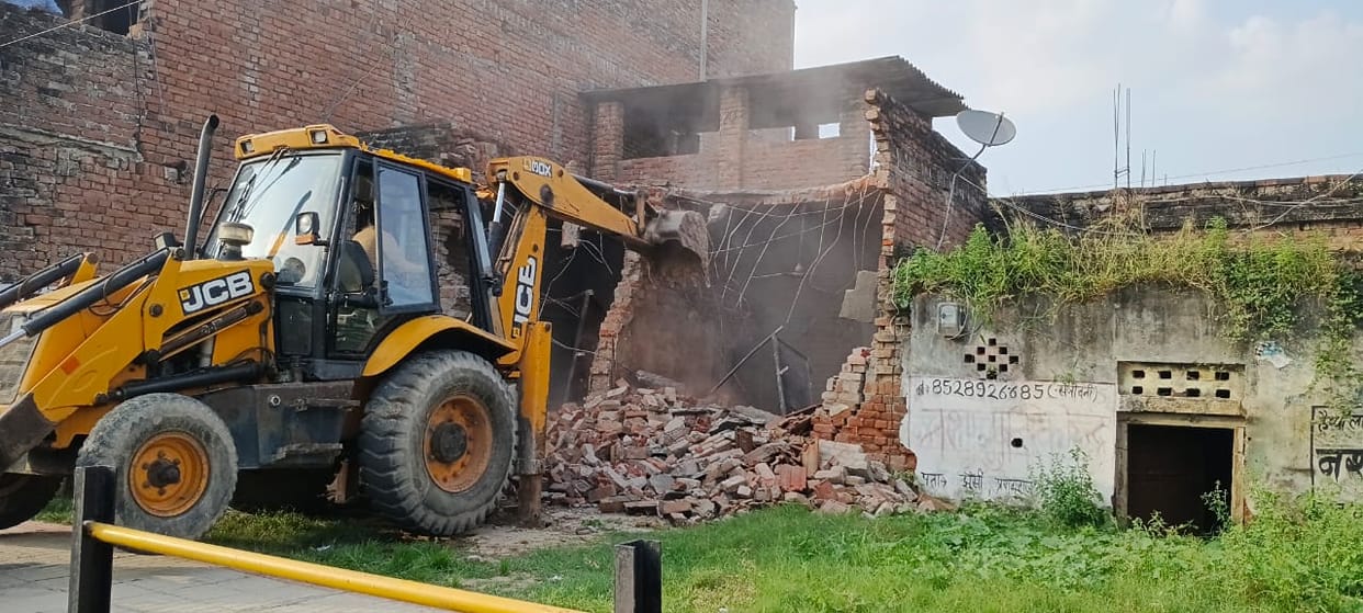 Administration's bulldozer rolls over illegal encroachment