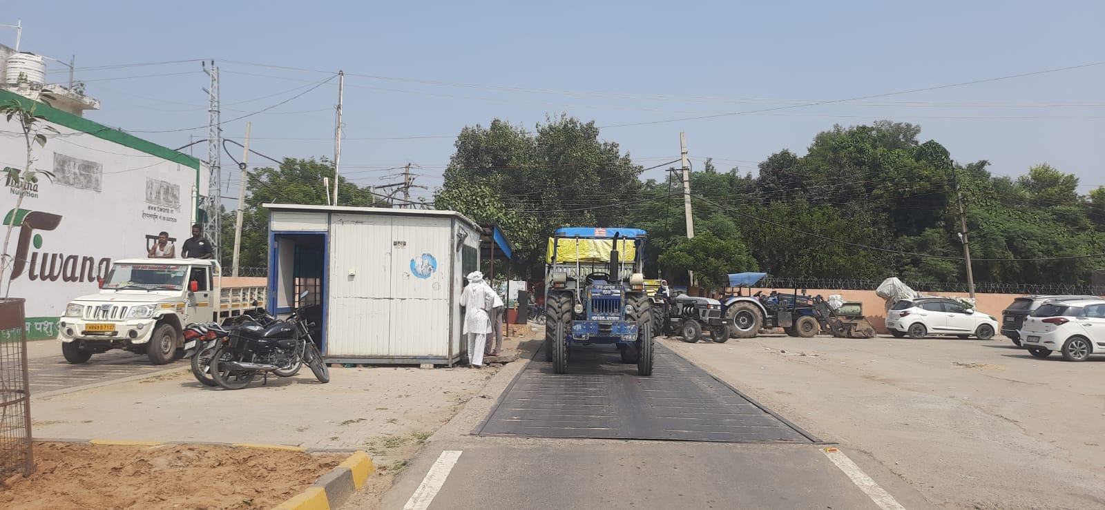 फोटो: सोनीपत की अनाज मंडी में गेट पास बनवाने के लिए खड़ा किया गया ट्रैक्टर। संवाद