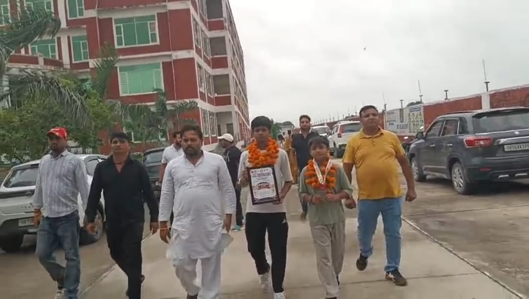 फोटो: सोनीपत के गांव अटेरना में  पहुंचे विजेता खिलाड़ियों का स्वागत करते ग्रामीण। स्रोत: पाठक