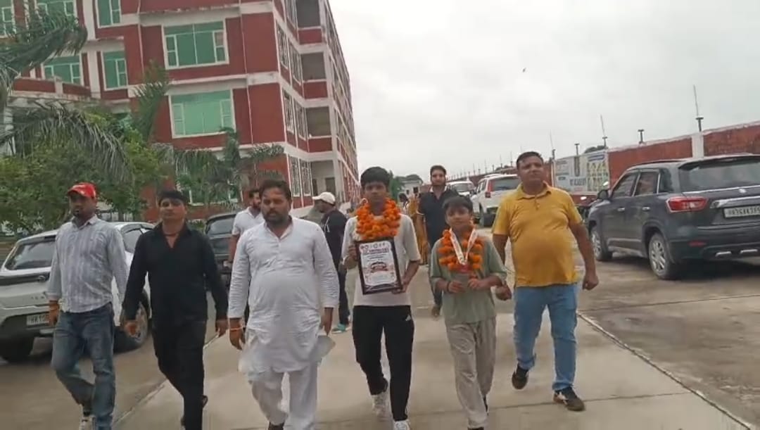 Athletes return after winning three medals in karate; welcomed with drums and music in Aterna.