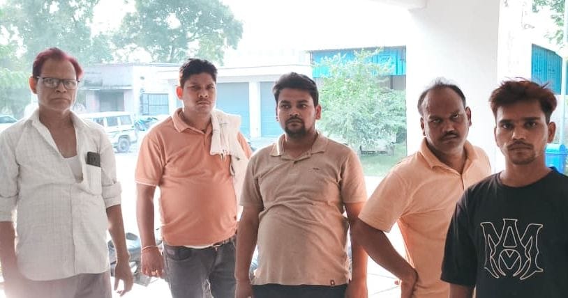 फोटो32- कासगंज में पोस्टमार्टम गृह  पर घटना के बारे में जानकारी देते मृतक सुमित के परिजन । संवा