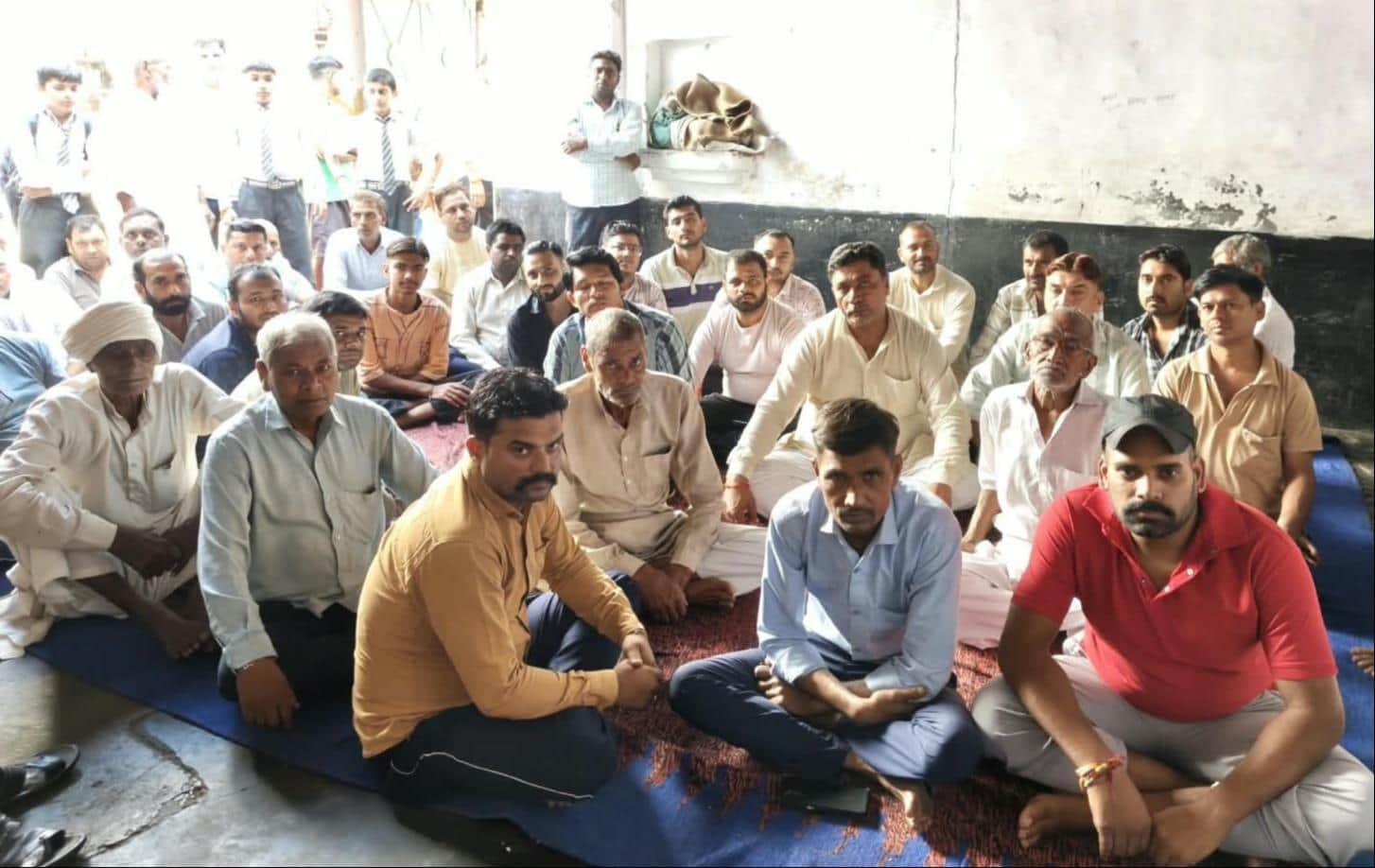 गांव लिसाढ़ में धरने पर बैठे व्यापारी। संवाद
