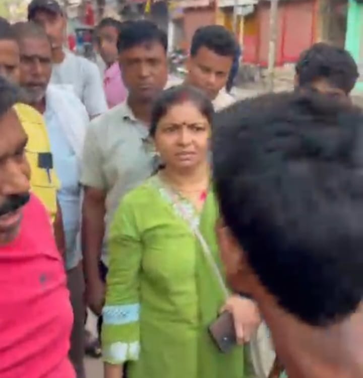 gaya woman following accused youth caught beaten police action today bihar news