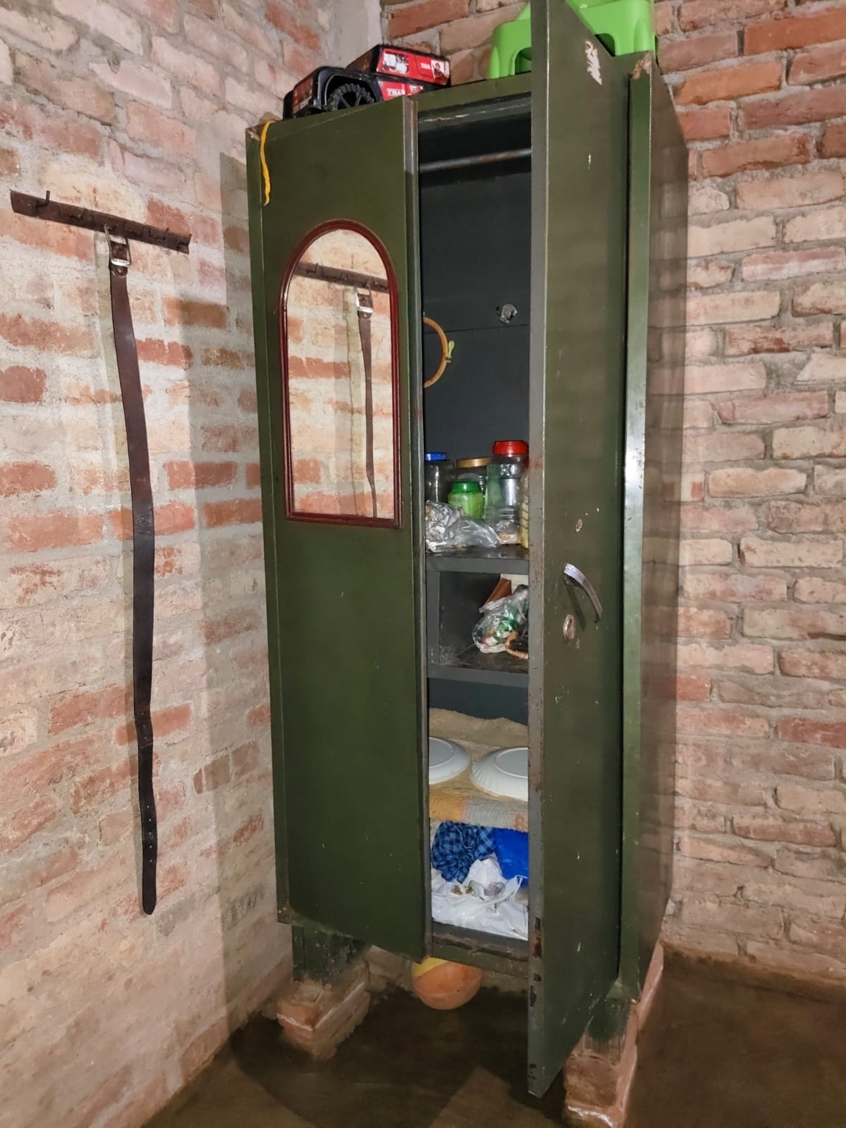 Property dealer and family locked in rooms, 4.20 lakh stolen