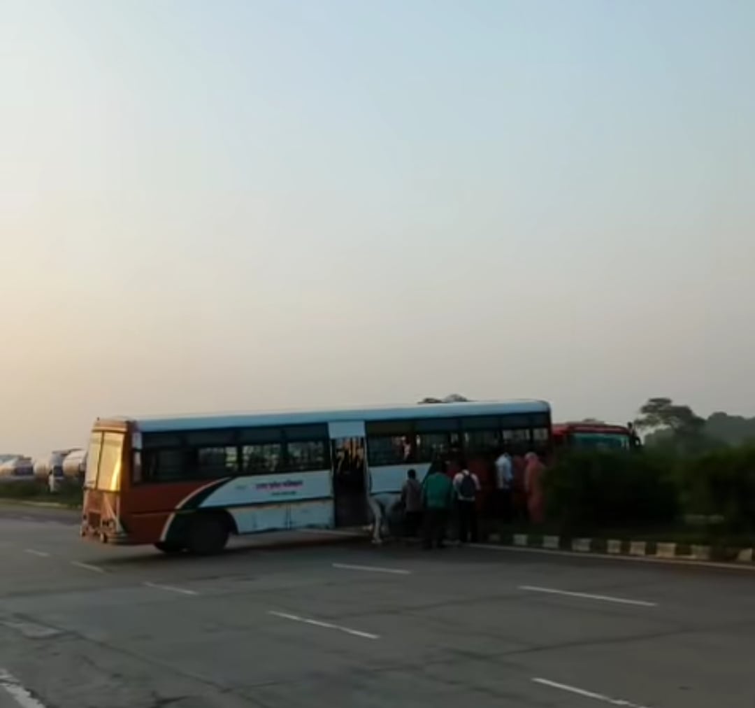 Kaushambi News: कोयला लदा ट्रक भिड़ा, हाईवे पर डेढ़ घंटे जाम