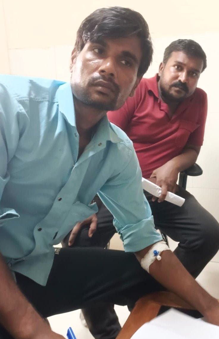 घटना की जानकारी देता मरीज मानसिंह। संवाद