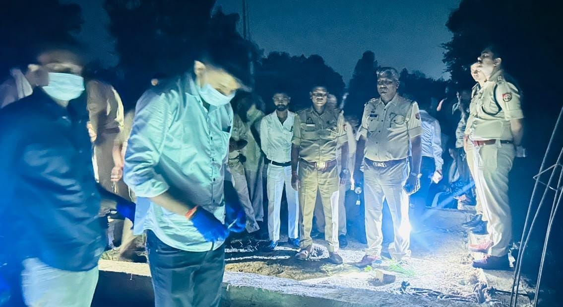 Two brothers die after drowning in a pit dug for laying a foundation.Two brothers die after drowning in a pit dug for laying a foundation.