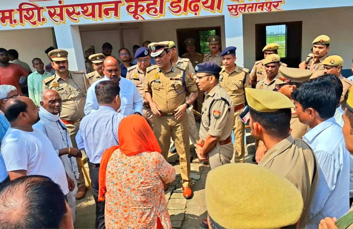 घटनास्थल पर पूछताछ करते पुलिस अधिकारी 