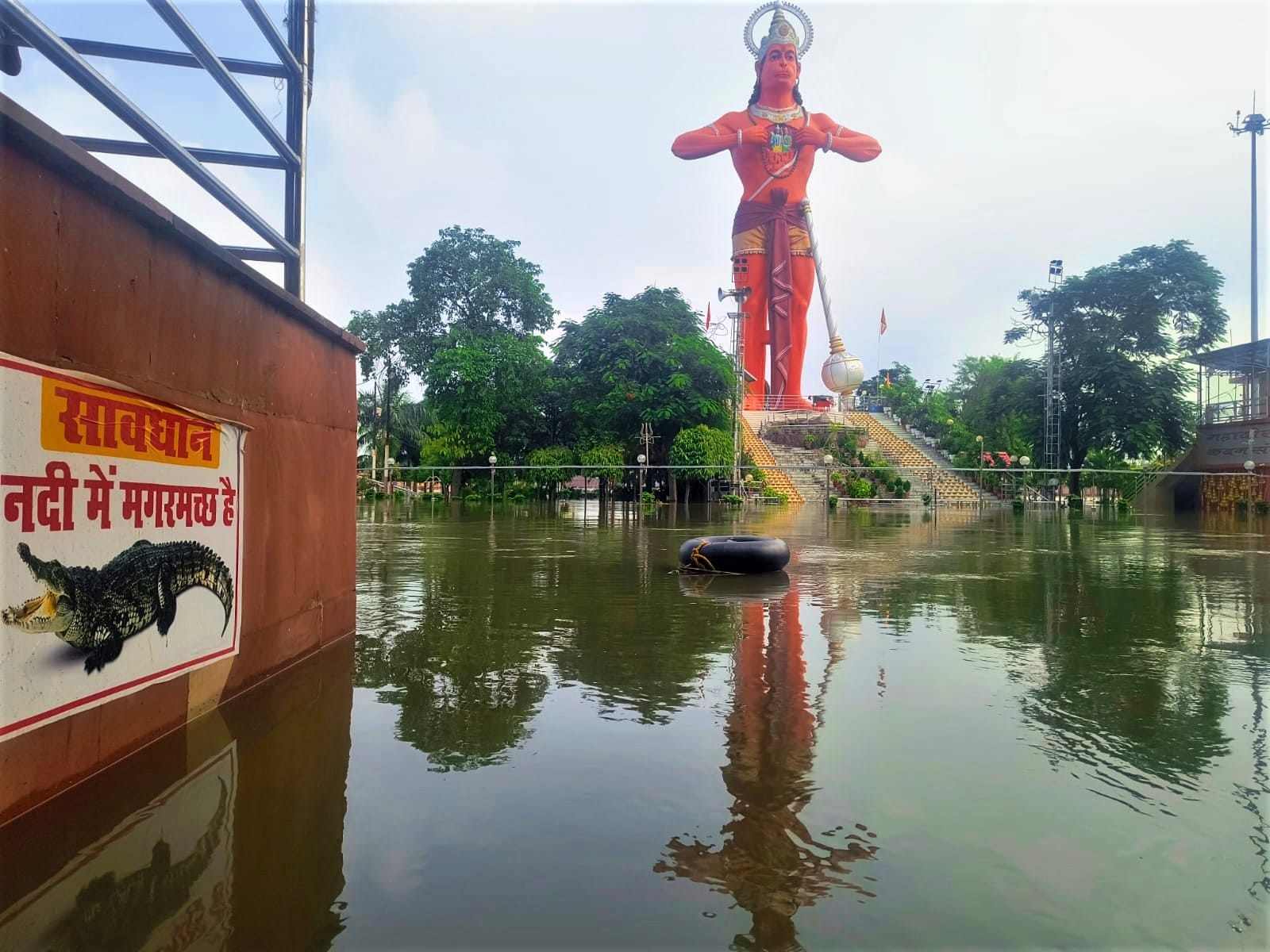 हनुमतधाम मंदिर परिसर में भरा खन्नौत नदी का पानी श्रद्धालुओं के लिए आना-जाना बंद कर डाल दिए गए त