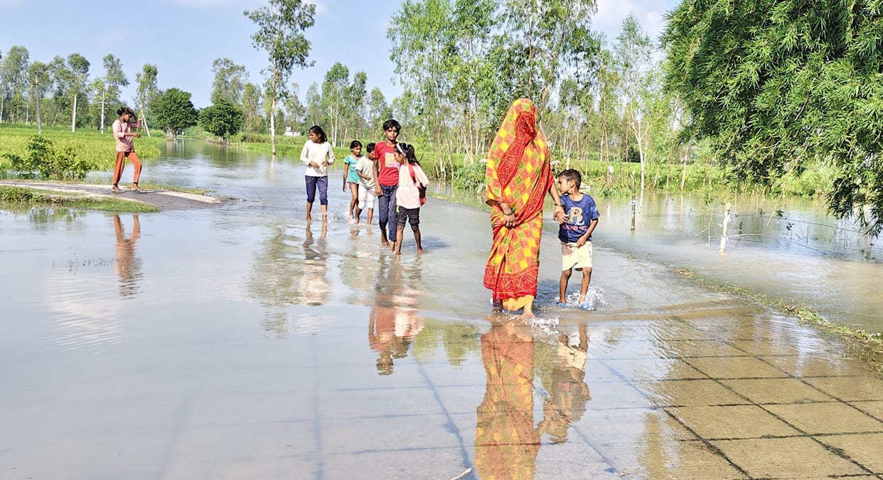 13 houses and a *samadhi* site in Hetmapur were swallowed by the river.