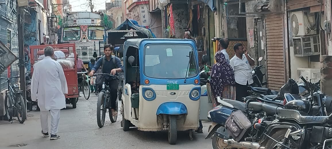 Parking-less market, vehicles on the road