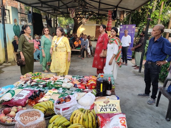 Lucknow News: इनरव्हील क्लब ने वितरित की खाद्य सामग्री
