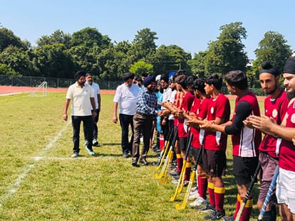 इंटर कॉलेज हॉकी (पुरुष) प्रतियोगिता के सेमीफाइनल मुकाबले में खिलाड़ियों से मिलते मुख्य अतिथि। ज