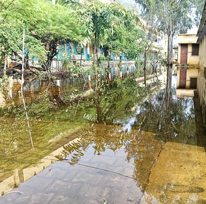 जी जी आई सी बरखेड़ा के परिसर में भरा पानी संवाद