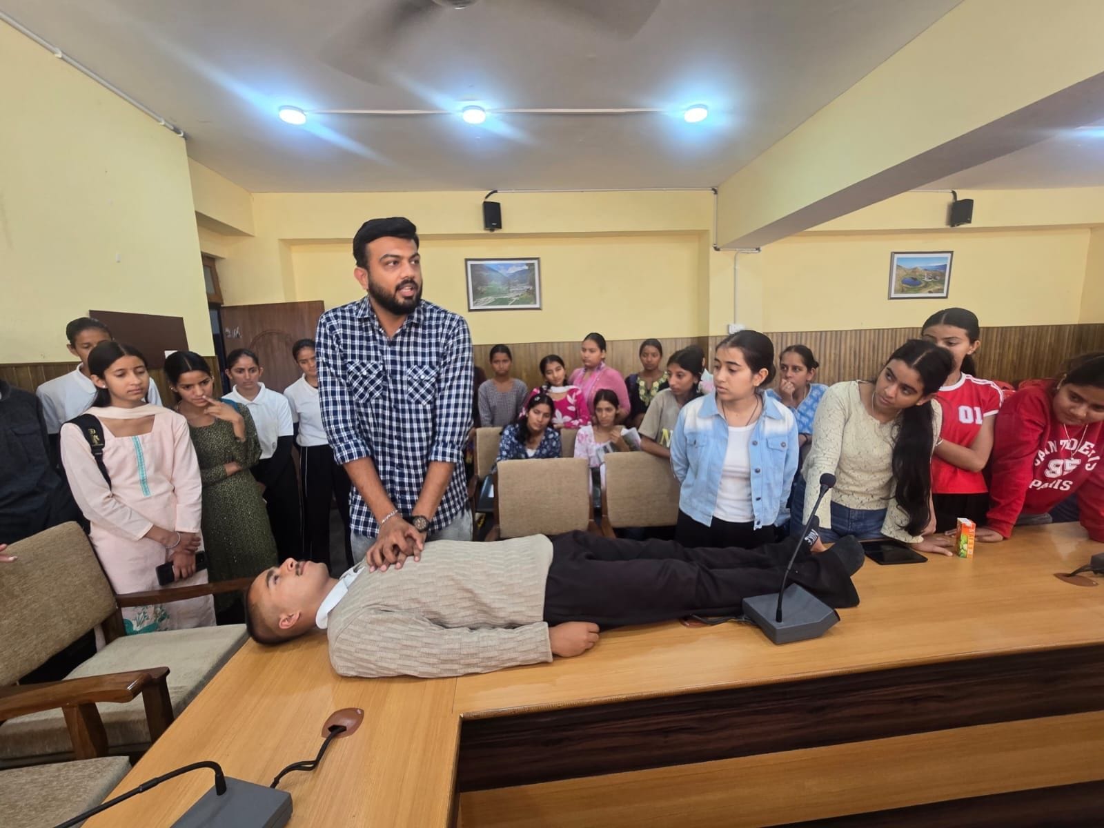 जोगिंद्रनगर कॉलेज में विश्व हृदय दिवस पर विद्यार्थियों को सीपीआर की विधी से अवगत करवाते विशेषज्