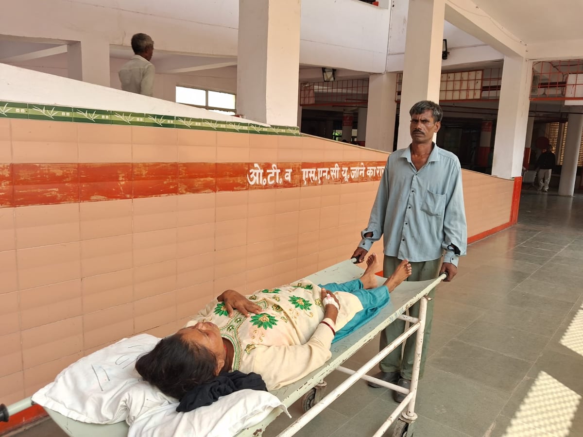 Rampur News: वार्ड बॉय रहते हैं लापता...स्ट्रेचर पर स्वास्थ्य सेवाएं