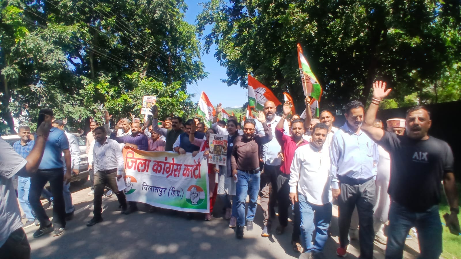 जिला मुख्यालय पर रैली निकालते कांग्रेस कार्यकर्ता। संवाद