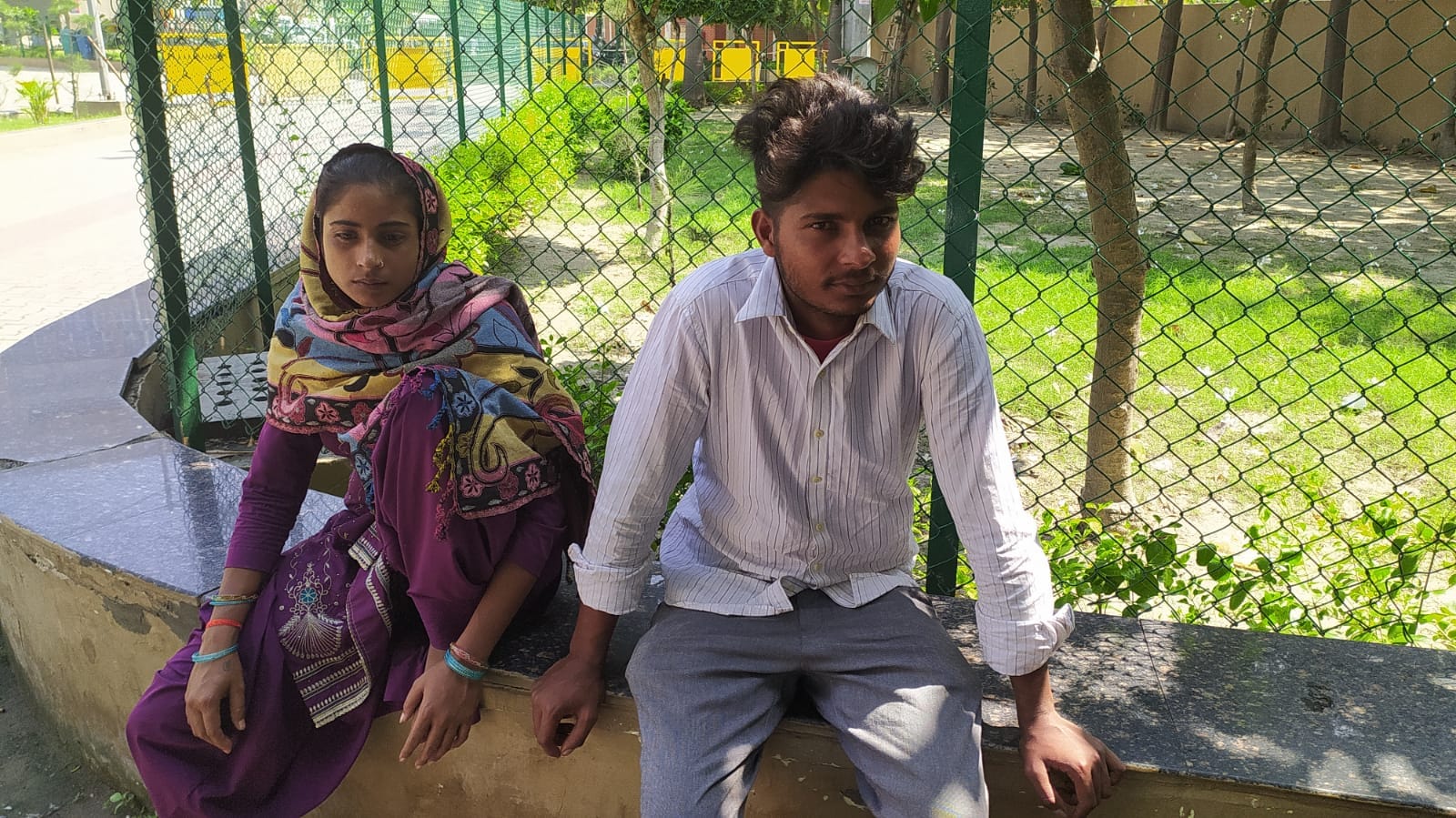 जिला नागरिक अस्पताल में बैठे मिथलेश देवी और प्रवेश। संवाद