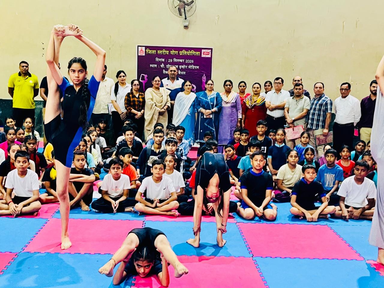 जिला स्तरीय योग प्रतियोगिता का शुभारंभ करते हुए जिला खेल अधिकारी व कोच। विज्ञप्ति