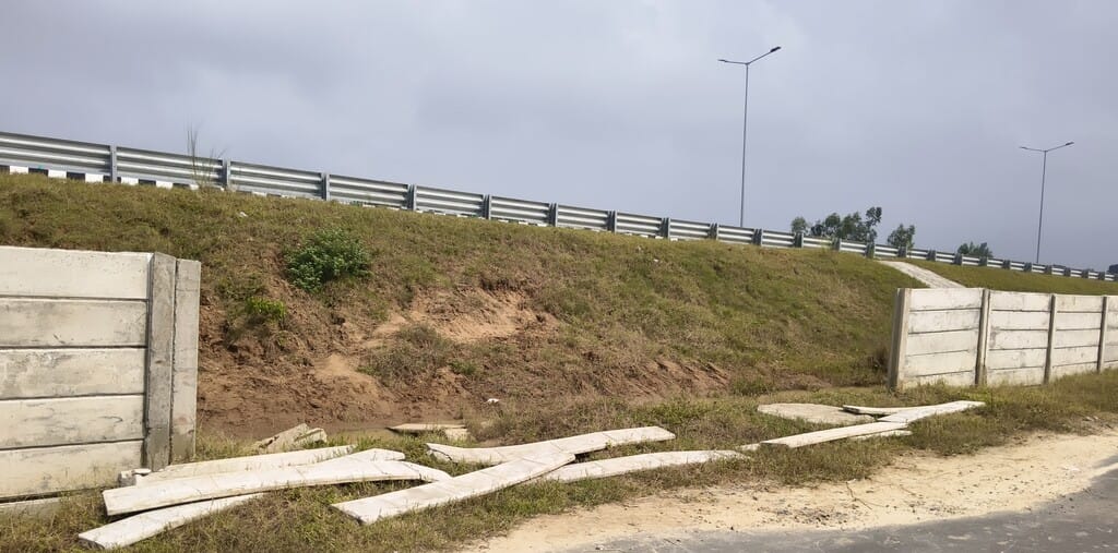 Another accident on Ganga Expressway due to stray animals; four injured as car overturns.
