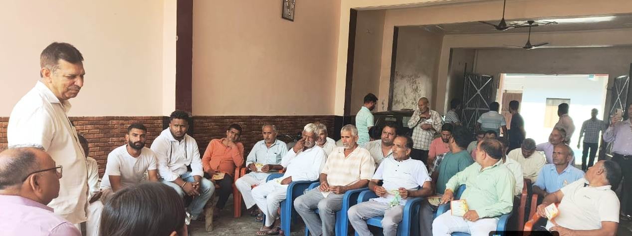 जानीखुर्द। किठौली में पशु चिकित्सा विभाग के कैम्प में हिस्सा लेते किसान फोटो विभाग