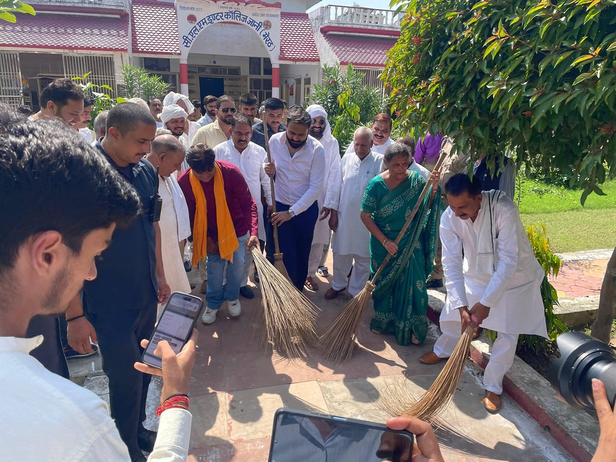 The District Panchayat President delivered a message of service to the nation.