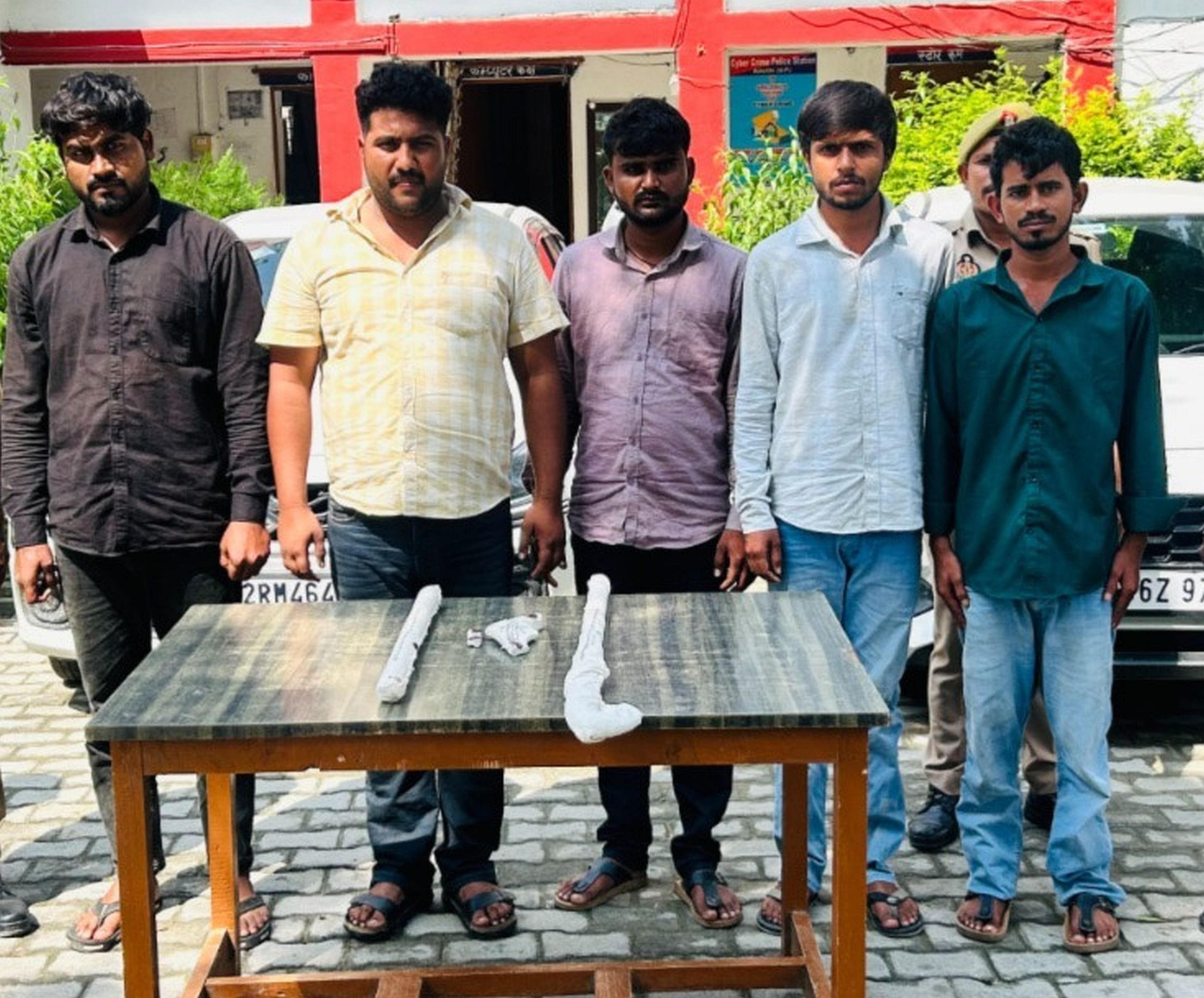 जायस थाने में पकड़े गए आरोपी। स्रोत: मीडिया सेल