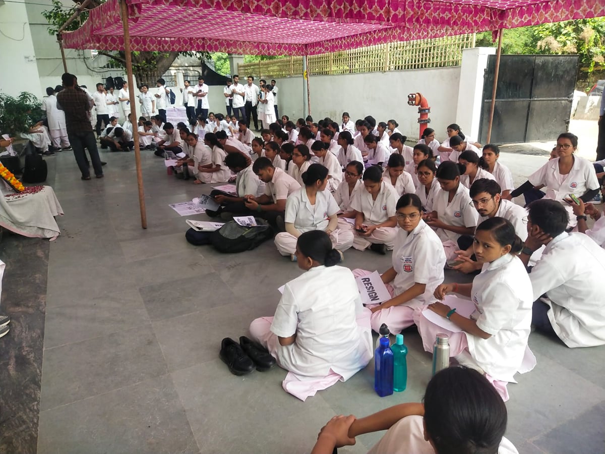Lucknow News: केजीएमयू में नर्सिंग छात्र-छात्राओं का धरना दूसरे दिन भी जारी