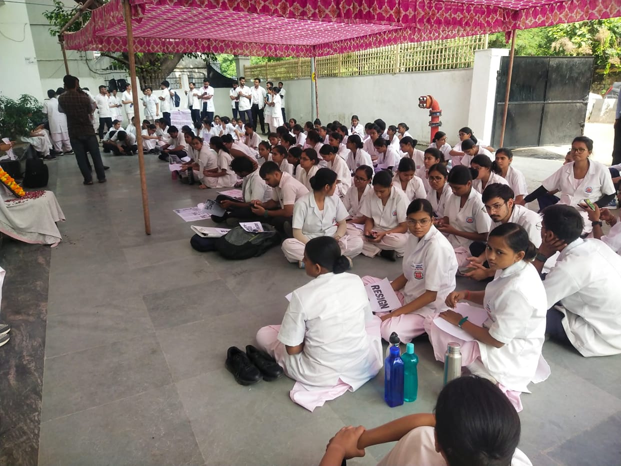 Nursing students' protest at KGMU continues for the second day.