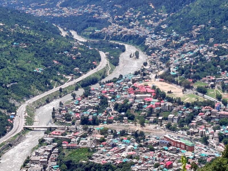 Siyund road remains blocked even after eleven days; milk and apples stranded.