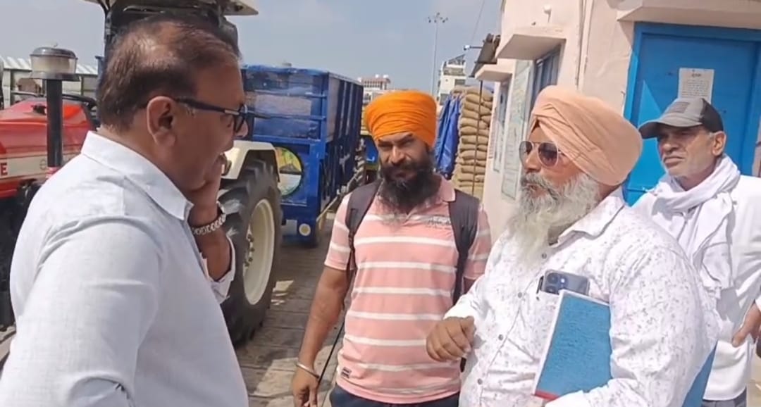 Paddy procurement begins in grain markets; on the very first day, a farmer locks the gate pass center.