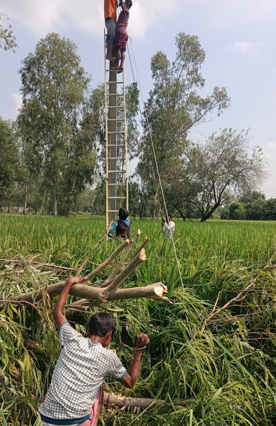 Barabanki News: छह दिन से 350 गांवों में बिजली गुल