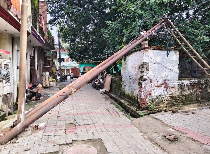 Pole fixed after three days; it was leaking current.