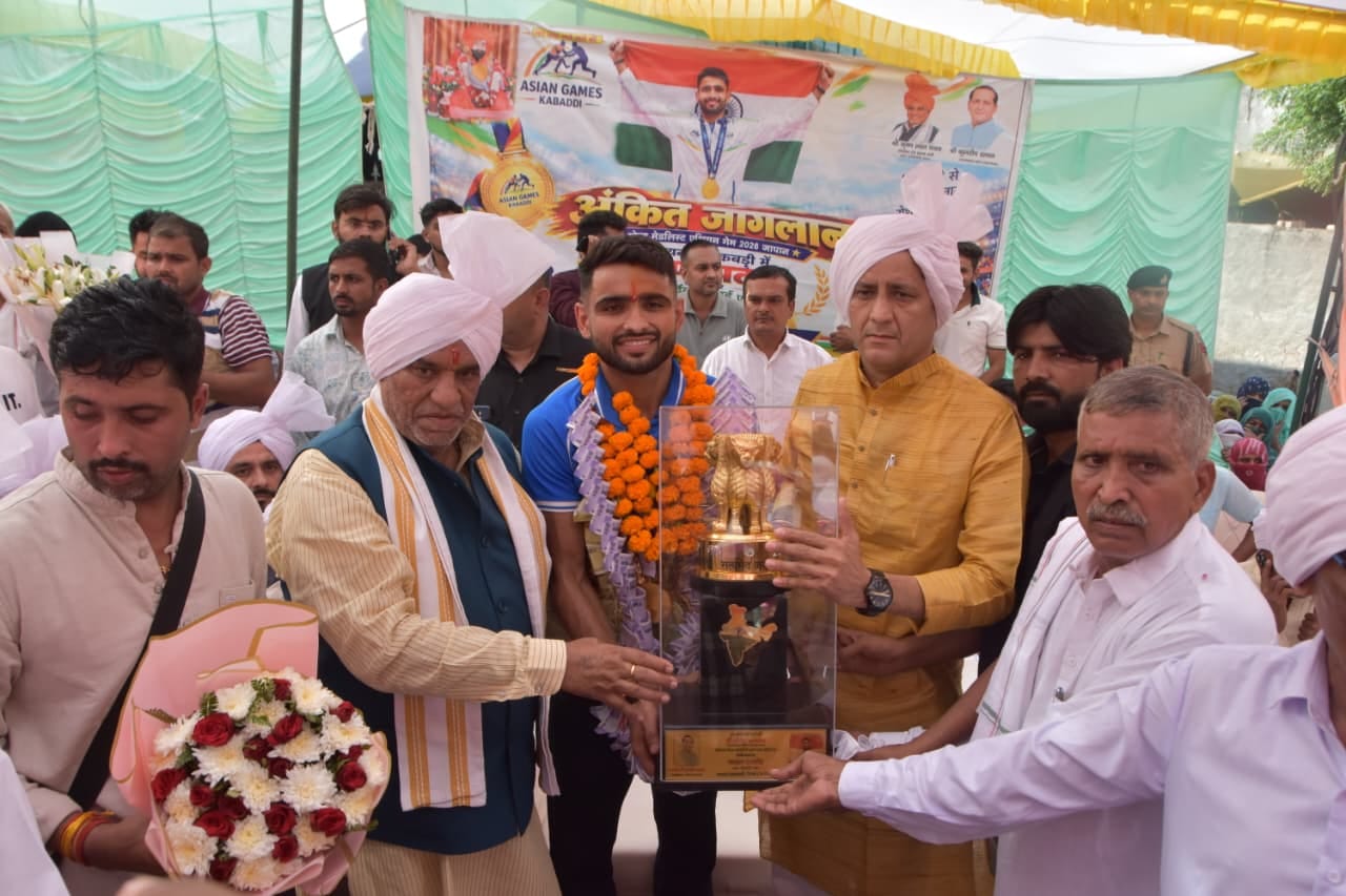 खिलाड़ी अंकित जागलान को सम्मानित करते मंत्री कृष्णलाल पंवार। संवाद