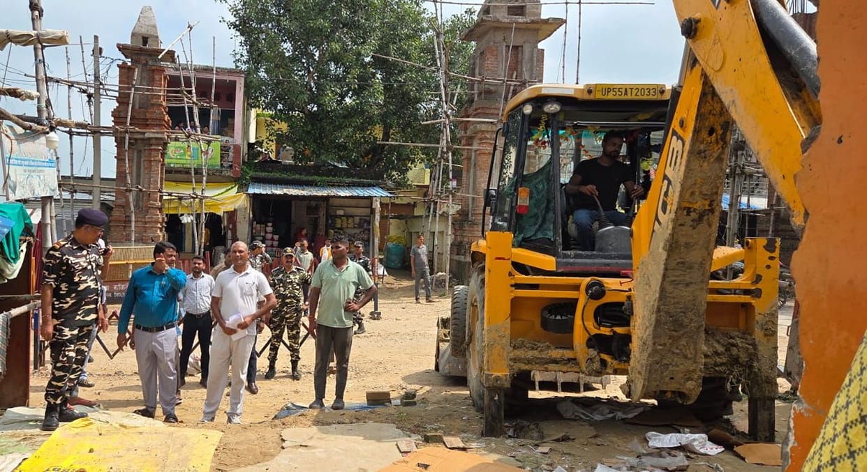 Siddharthnagar News: Bulldozers used against encroachments in the border area; permanent occupants granted a seven-day grace period