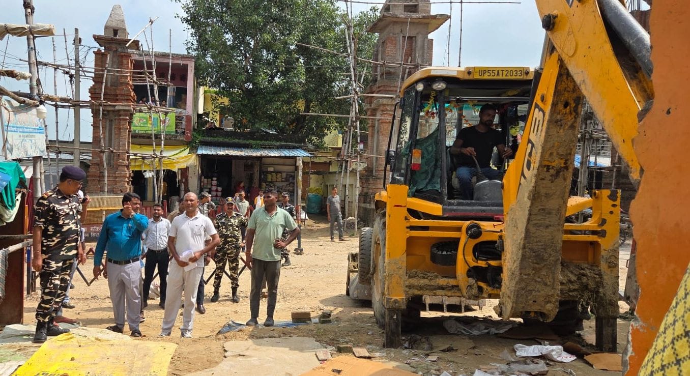 खुनुवा बॉर्डर पर अवैध अतिक्रमण के हटाते प्रशासन की टीम। संवाद