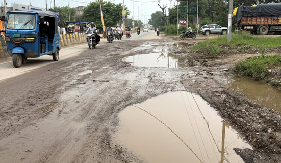 Bulandshahar News: करोड़ों की लागत से बनी सड़क डेढ़ साल में बदहाल हुई