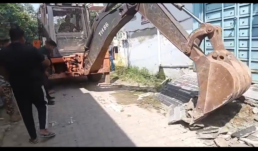 Agra News: लक्ष्मी नगर में बुलडोजर ने 24 घरों के सामने बने रैंप किए ध्वस्त