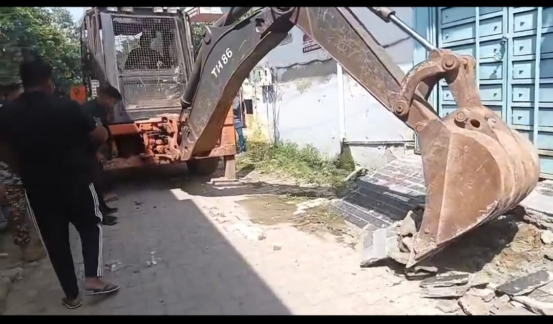Bulldozers demolished ramps built in front of 24 houses in Laxmi Nagar.