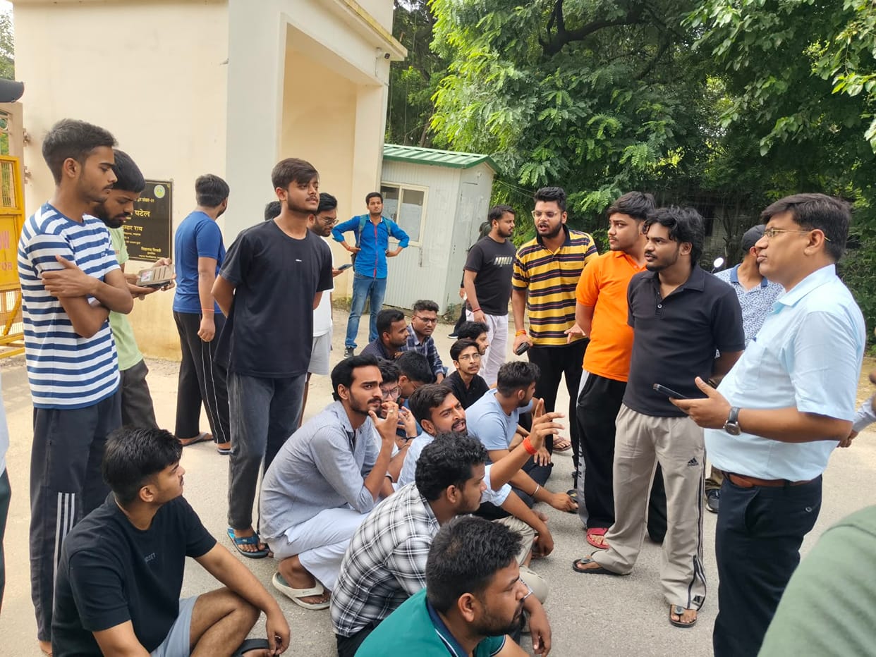 protest in lucknow university