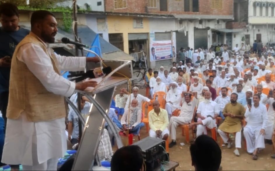 मुबारकपुर में पंसमादा अधिकार सम्मेलन को संबोधित करते राष्ट्रीय उलेमा कौन्सिल यूथ के प्रदेश अध्