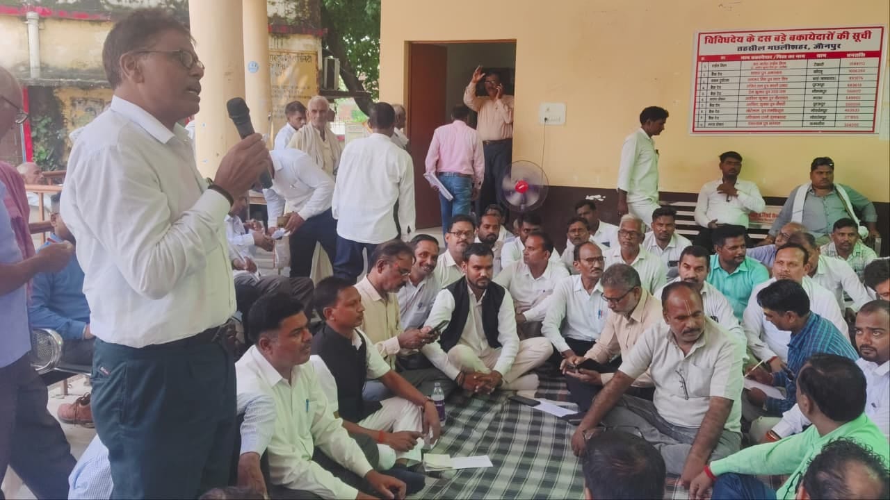 मछलीशहर तहसील परिसर में धरना देते अधिवक्ता। संवाद
