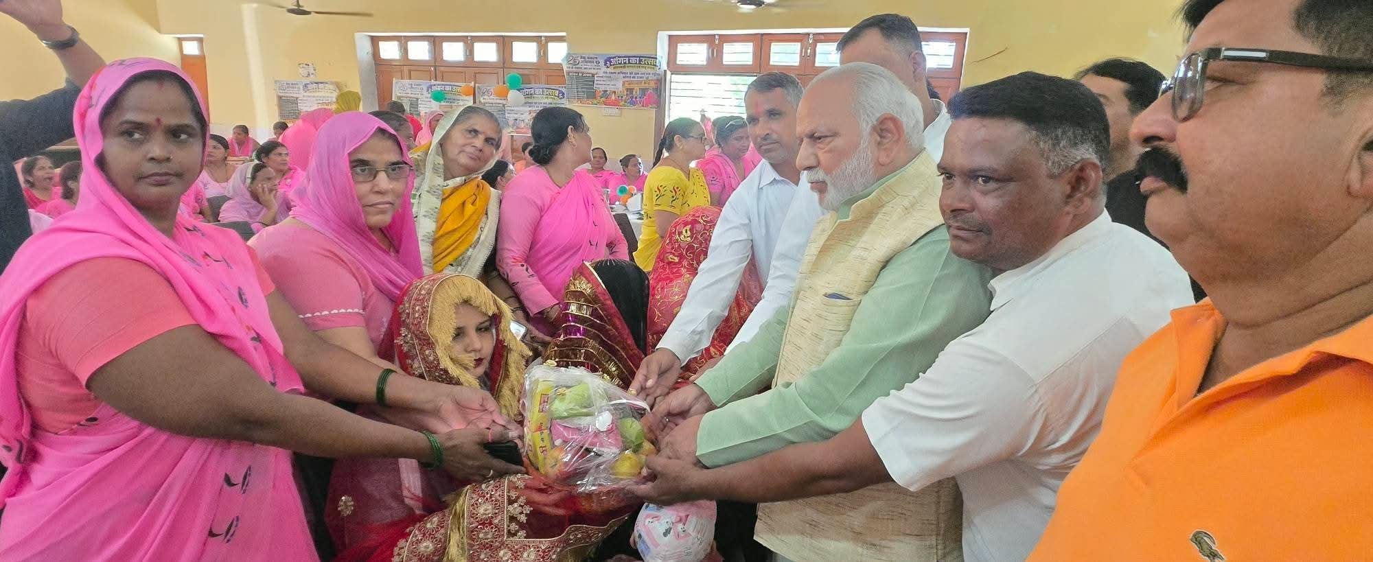 माछरा ब्लॉक सभागार में आयोजित आंगन का उत्सव कार्यक्रम के अंतर्गत गर्भवती महिलाओं की गोद भराई व 