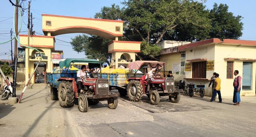 Hathras News: मंडी में कच्ची परची पर पक्का गोलमाल