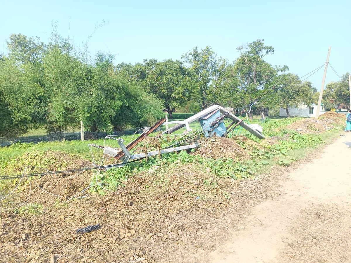 Bahraich News: नहीं लौटी बिजली, पैसे देकर मोबाइल चार्ज करा रहे ग्रामीण